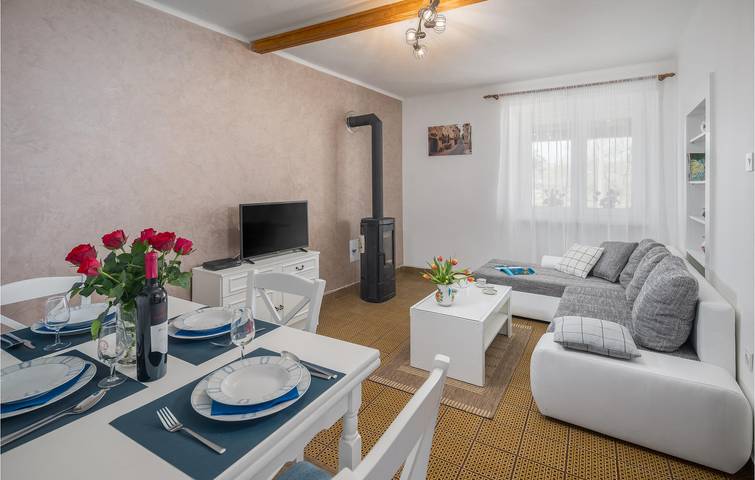 Charming 2BR Apartment with Pool & Terrace Near Agroturizam, 600m to Restaurant in Eastcoast Istria