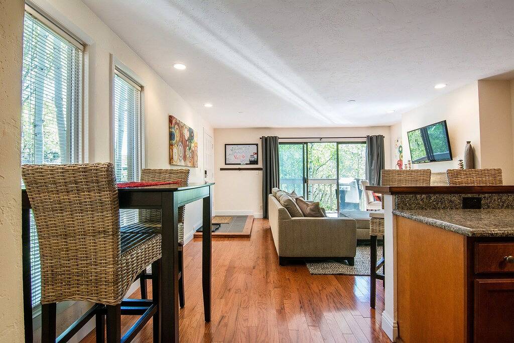 Ganze Wohnung, Schritte zum kostenlosen Shuttle 1 Bett, 1 Bad Condo mit Creek und Mountain Slope View in Vail Ski Resort, Vail