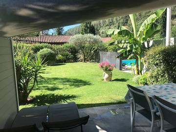 Gîte pour 2 personnes, avec terrasse ainsi que jardin et piscine dans le Var