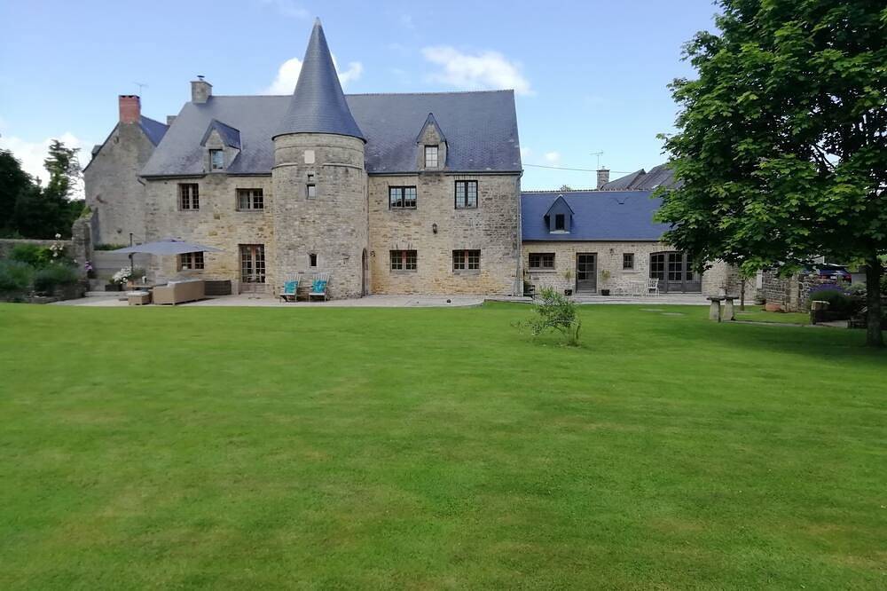 Cottage set in the grounds of our 16th century Manor. in Picauville, Côte de la Déroute