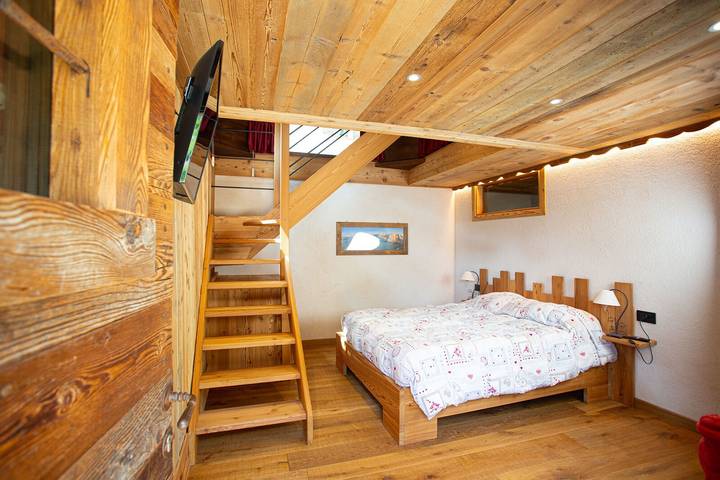 Chalet 'Casa Girod - Rascard' with Mountain View, Private Garden and Wi-Fi in Planaz, Comune di Fontainemore