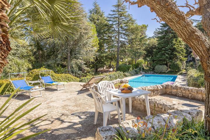 Trullo für 4 Personen, mit Balkon/Terrasse und Pool in Italien