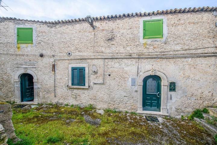 Gîte pour 6 personnes, avec terrasse et jardin, animaux acceptés à Capestrano