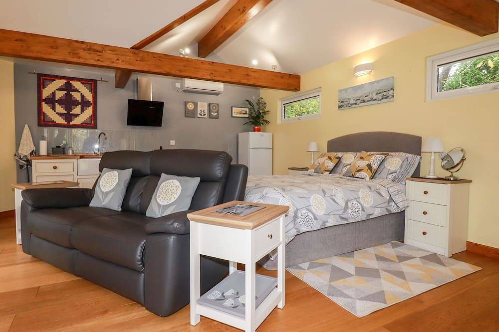 Brambleside Lodge, country holiday cottage, with a garden in Truro in Truro, Cornwall