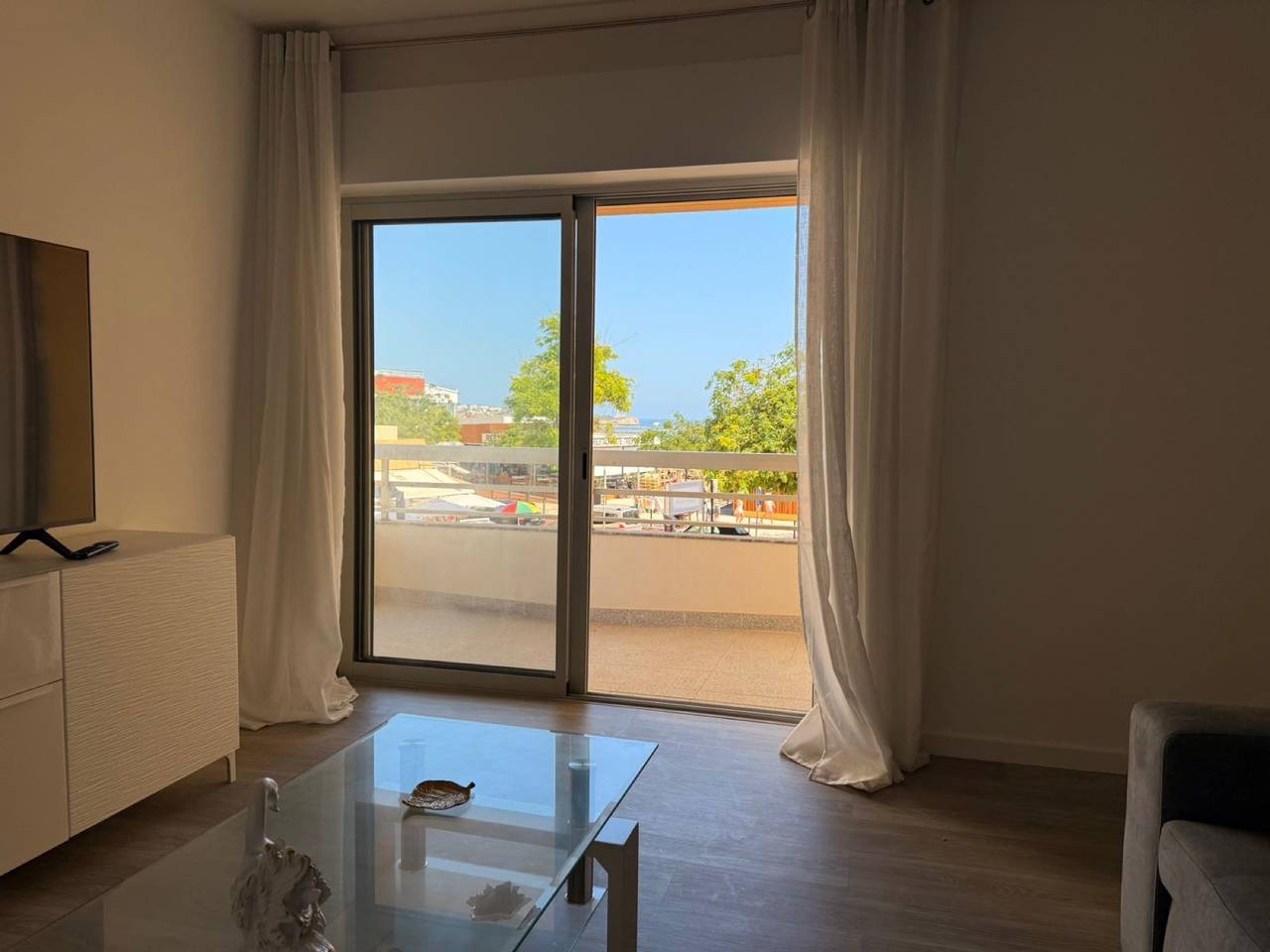 Entire apartment, Apartment 'Beje - Atlantico' with Sea View, Wi-Fi and Air Conditioning in Praia da Rocha, Portimão