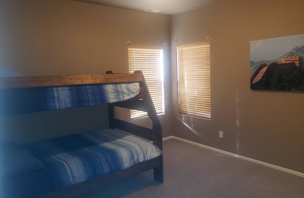 Comfy 2 bedroom 1 bath, living room, mini kitchen with 70\" smart Tv & Grill in Montrose, Black Canyon Nationalpark