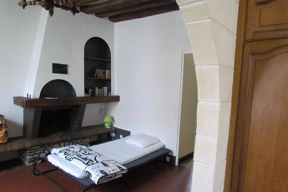Entire apartment, Apartment F2 standing in an old farm. Completely renovated. Very calm. in Athis-Mons, Essonne