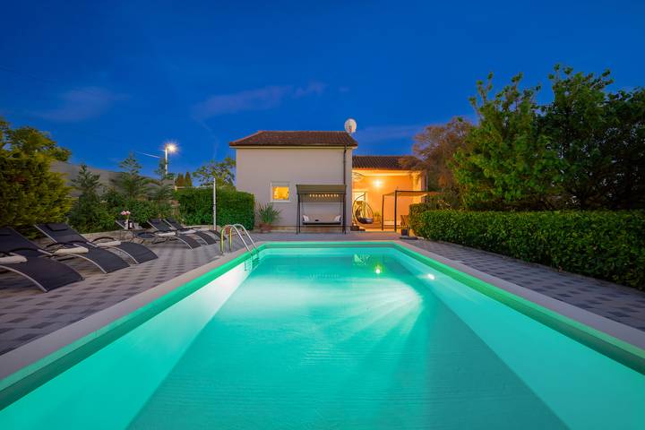 Location de vacances pour 6 personnes, avec terrasse ainsi que piscine et jardin, animaux acceptés à Svetvinčenat