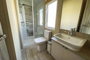 Static Caravan for 6 People in Waveney District, Suffolk, Photo 3