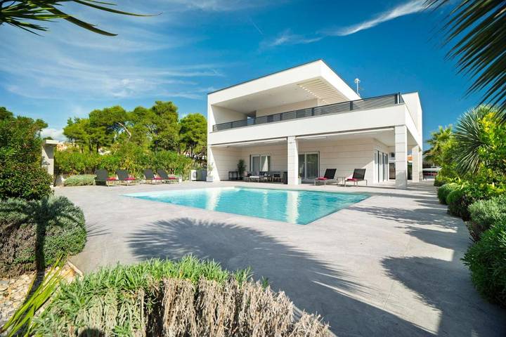 Villa pour 9 personnes, avec jardin ainsi que vue et piscine à Tribunj