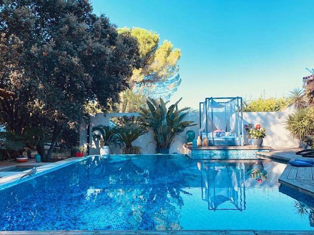 Gîte pour 2 personnes, avec piscine ainsi que jardin et terrasse à Nages-et-Solorgues