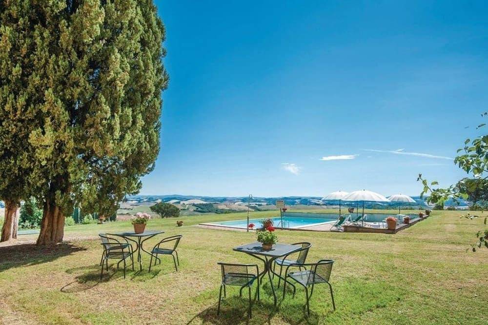 Independent villa with wonderful view. Pool.  Up t 22 guests in Monteroni d'Arbia, Siena Provinz