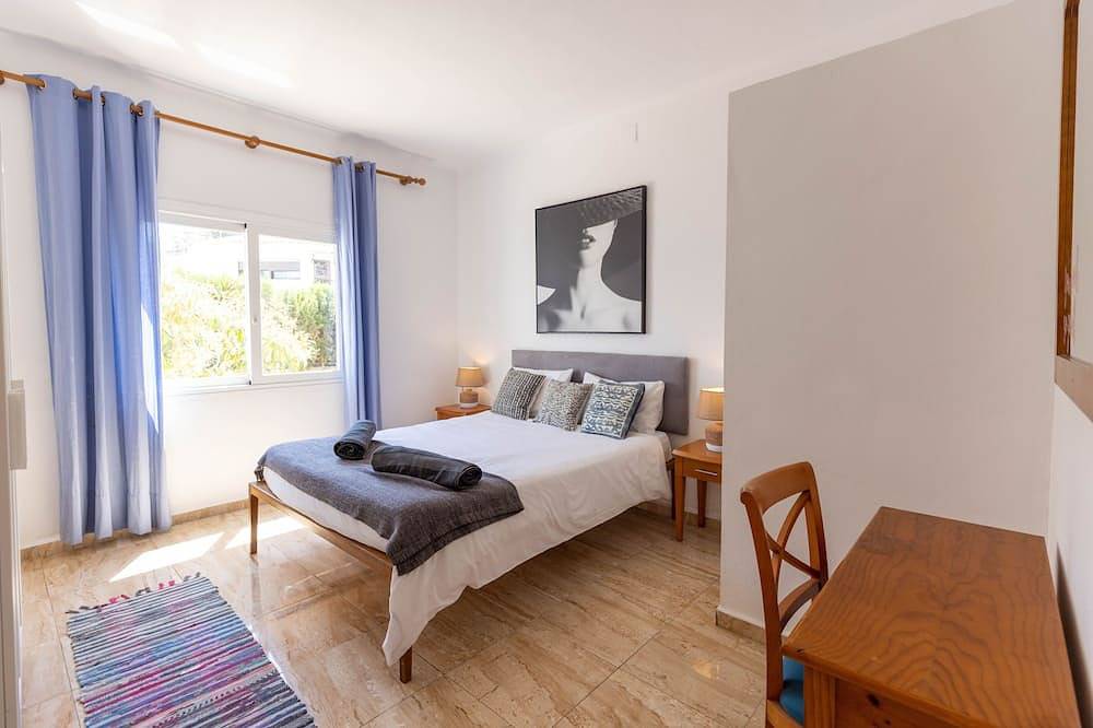Villa Beso | 6 Bedrooms | Private Pool | Walk To Amenities | Wifi in Ocean Beach Ibiza, Sant Antoni de Portmany