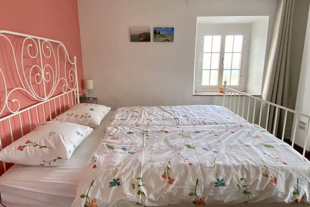 Lovely home with ocean views just a 5 minute walk to stunning beaches! in Ortigueira, Galician Coast