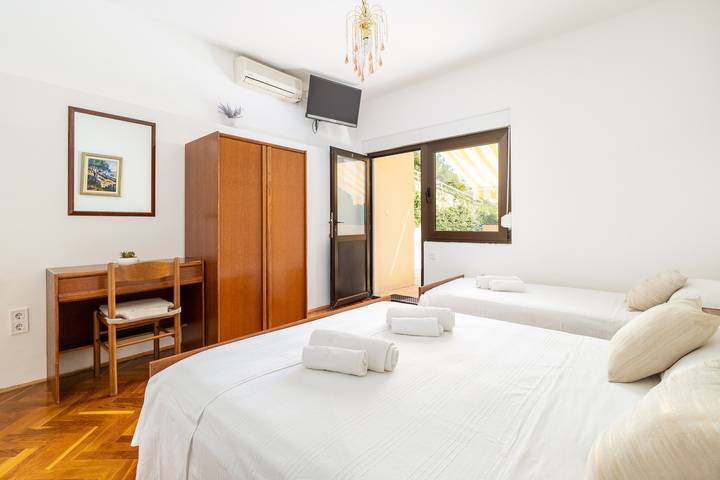 Ganze Wohnung, Studio Appartement mit Terrasse und Meerblick Duce, Omis As-946-a in Dugi Rat, Omis-Riviera