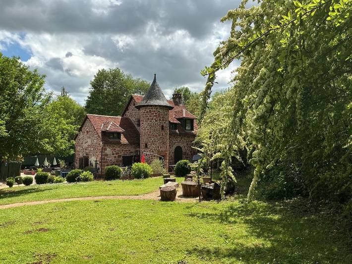 Location de vacances pour 8 personnes, avec jardin et piscine ainsi que vue et sauna, animaux acceptés dans Village de Collonges la Rouge - 4