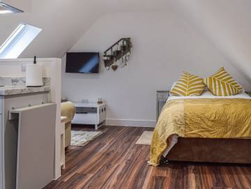 Log Cabin for 2 People in Northamptonshire, Midlands, Photo 1