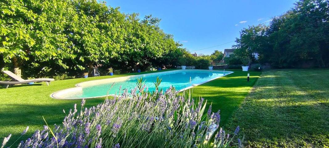 Location de vacances pour 10 personnes, avec Terrasse ainsi que Jardin et Piscine à Varaignes
