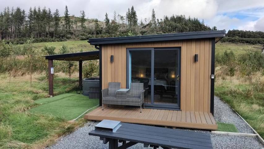 Glamping for 4 people, with Terrace and Hot tub as well as Garden and View in County Down
