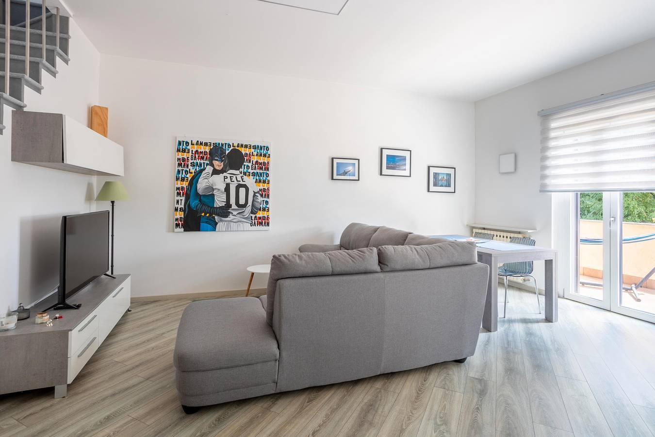 Appartamento intero, Appartamento 'Rocca Lake House' con Giardino Condiviso, Balcone e Wi-Fi in Angera, Comune di Angera