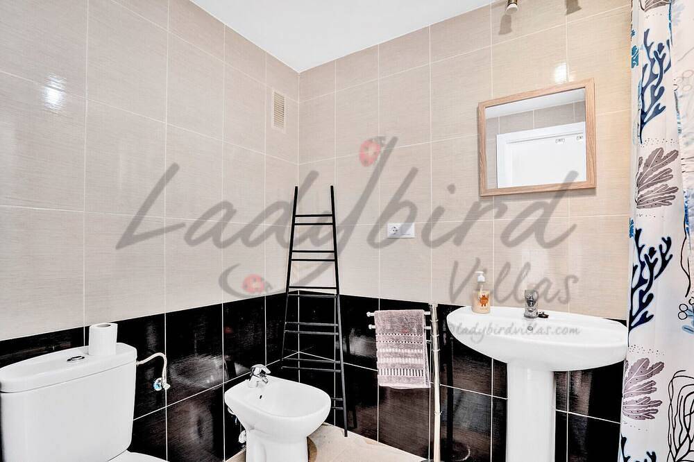 Spacieuse maison de ville de trois chambres avec piscine commune in Montgo, Dénia