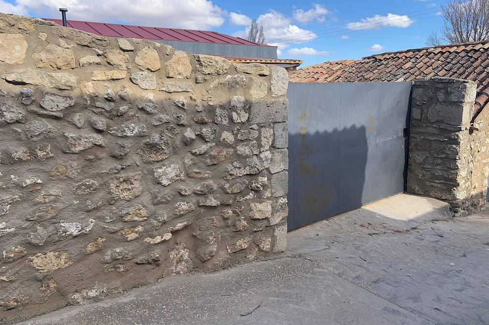 Agradable Casa Con Chimenea Y Patio Privado in Adradas, Provincia de Soria