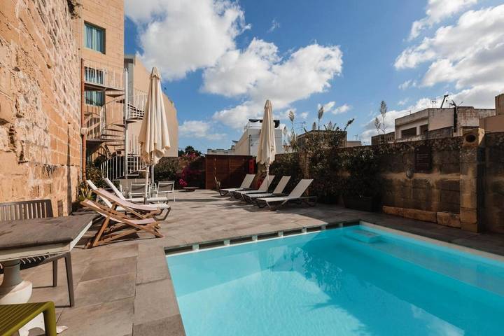 Alojamiento y desayuno para 3 personas, con piscina y terraza en Malta