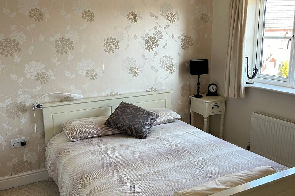 Charming 5-Bedroom Guesthouse in a Peaceful Location Near Northampton Centre in Upton (Northamptonshire), Northampton