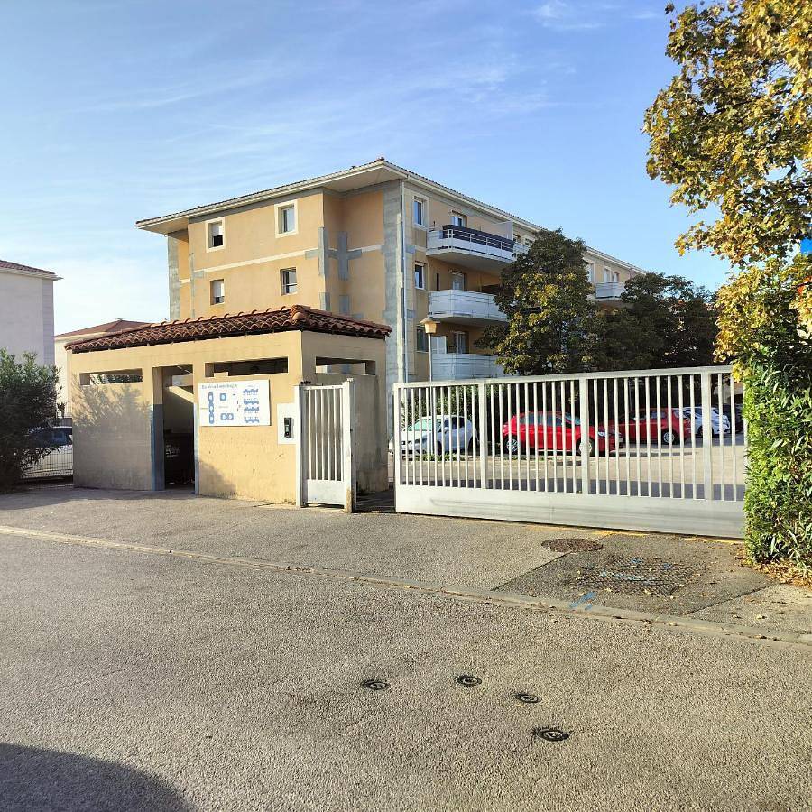 Appartement entier, One-Bedroom Apartment in Miramas, Côte méditerranéenne (France)