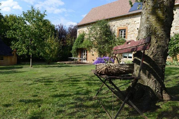 Location de vacances pour 8 personnes, avec vue ainsi que jardin et piscine à Bresse-sur-Grosne - 3