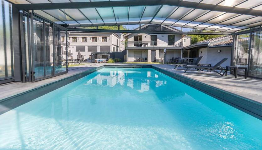 Hôtel, avec Terrasse et Jacuzzi ainsi que Jardin et Piscine