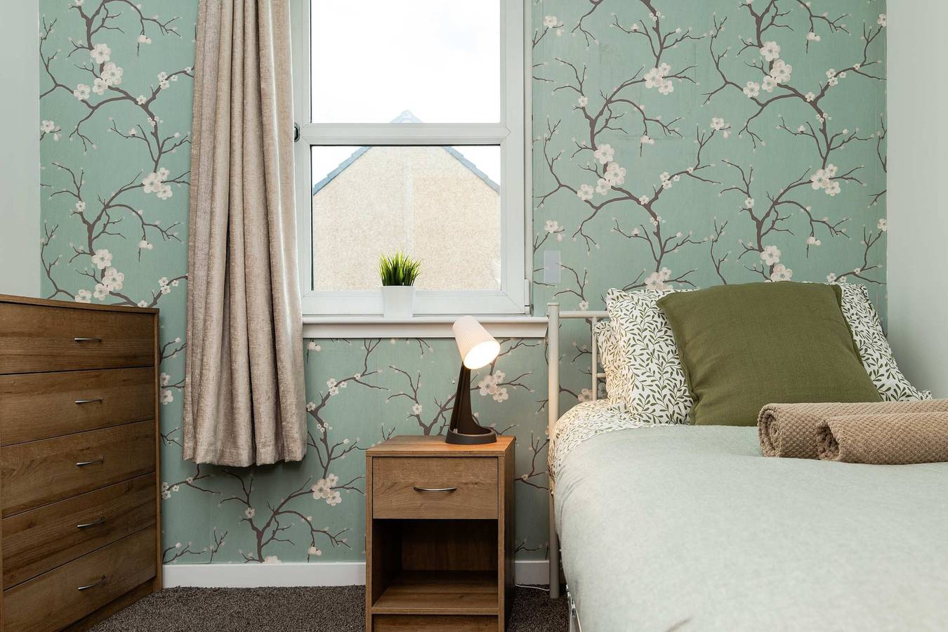 Aberdeen Spacious House - 3 Beds - Sleeps 5 with Free Parking and Fast Wi-Fi in Aberdeen, Aberdeenshire