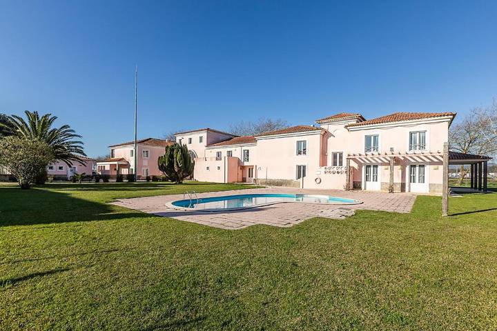 Auberge pour 4 personnes, avec Balcon et Terrasse ainsi que Jardin et Piscine