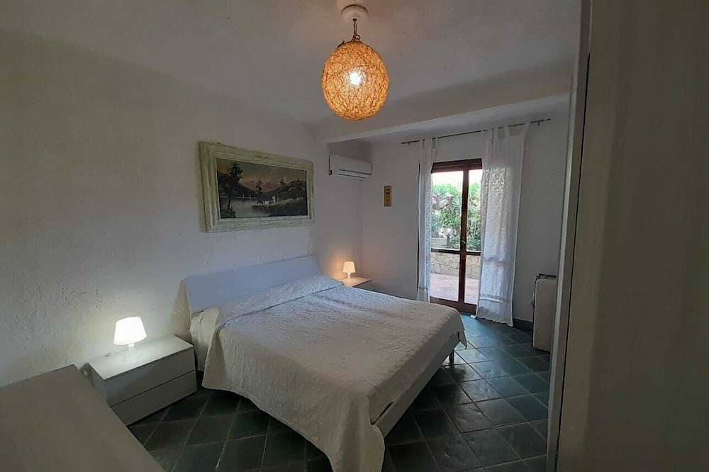 Ganze Wohnung, Three-Room Apartment House Emy C11 Ground Floor With Patio And Garden in Cala Reale, Costa Smeralda