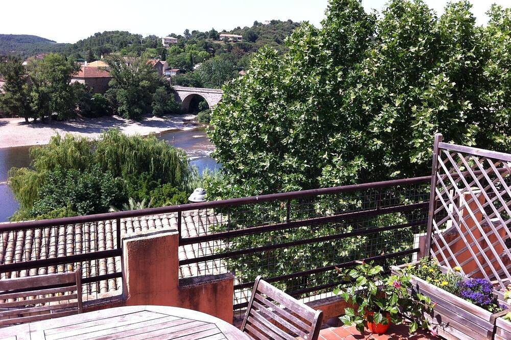 Appartement entier, Location appartement avec vue sur la rivière au cœur du village de Roquebrun in Roquebrun, Région de Béziers