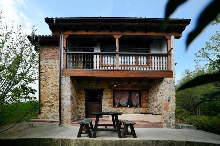 Casa rural para 4 personas, con vistas además de terraza y piscina, Se admiten mascotas en Cangas de Onís