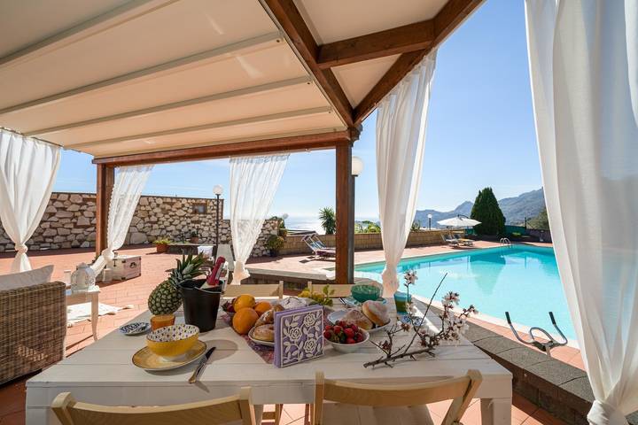 Bungalow für 10 Personen, mit Balkon und Terrasse sowie Garten und Ausblick auf Sizilien