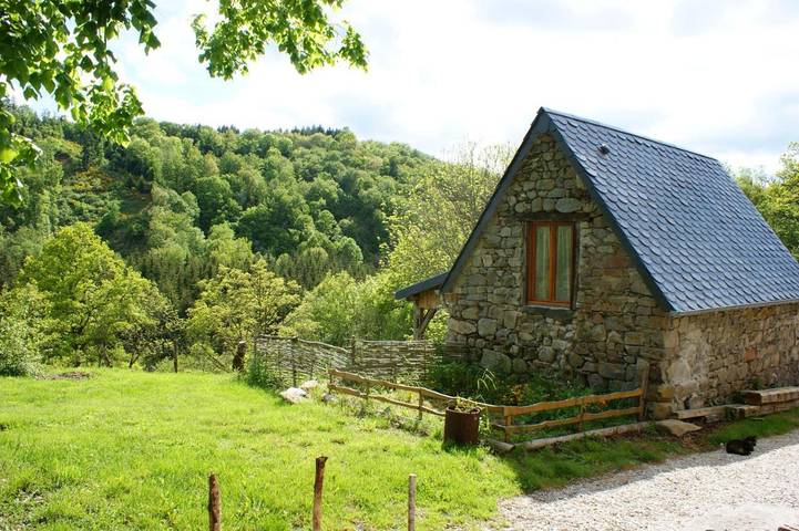 Gîte pour 2 personnes, avec Terrasse ainsi que Jardin et Vue à La Tour-d'Auvergne