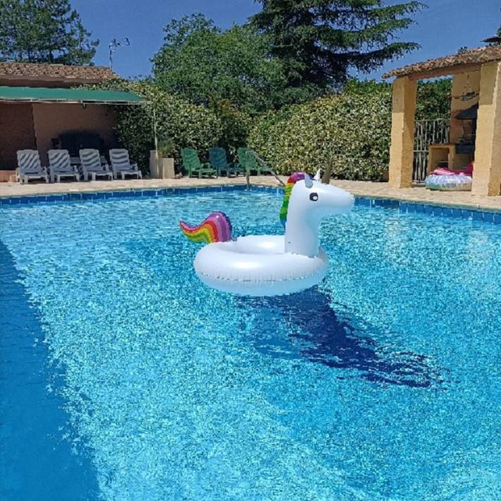 Gîte pour 4 personnes, avec terrasse ainsi que piscine et jardin