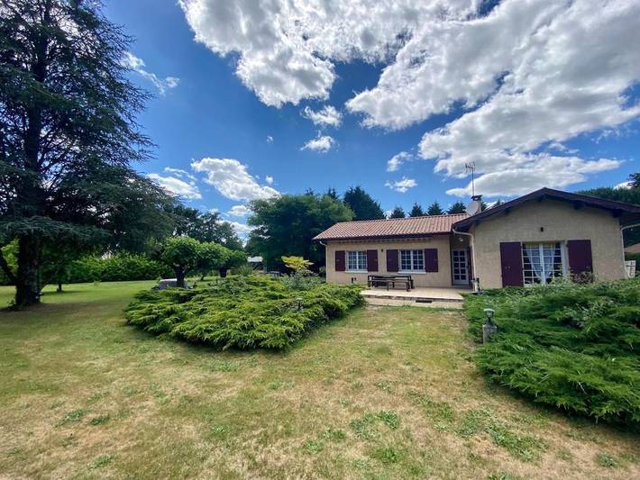 Location de vacances pour 6 personnes, avec Terrasse et Jardin ainsi que Piscine et Vue à Luglon
