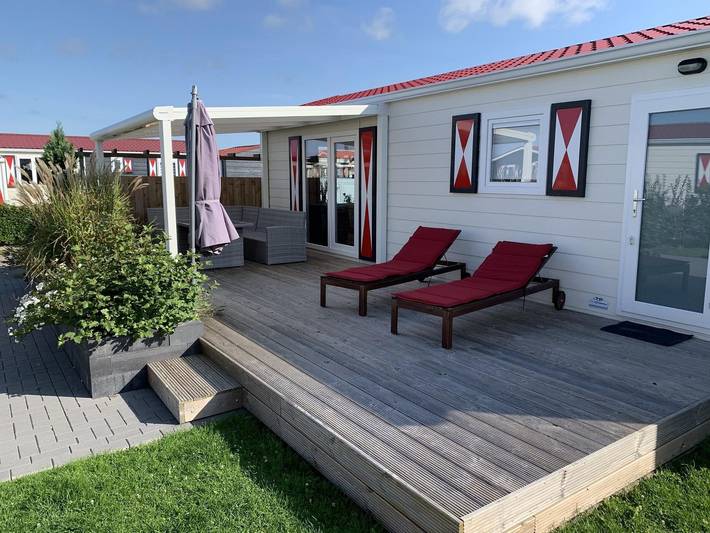 Chalet für 4 Personen, mit Terrasse und Balkon/Terrasse in Serooskerke
