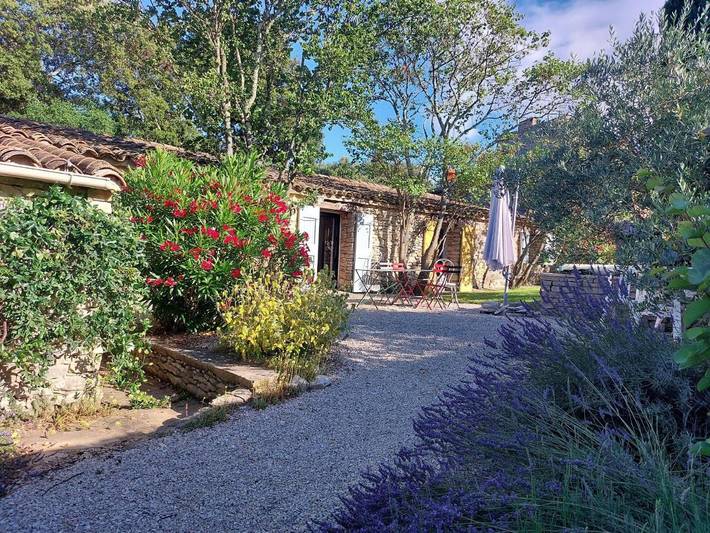 Location de vacances pour 8 personnes, avec jardin ainsi que vue et piscine à Ferrières-les-Verreries - 2