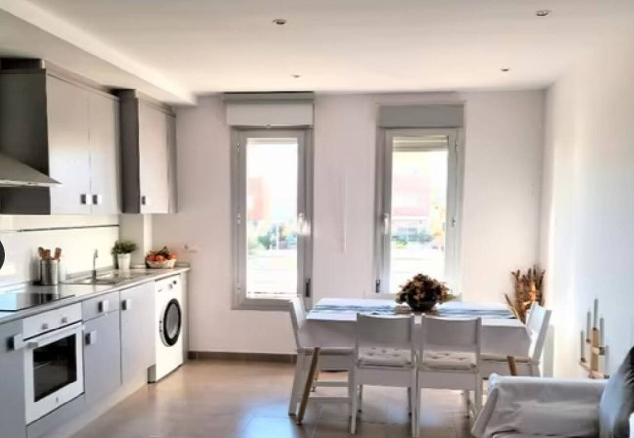 Appartement entier, Appartement 'Duplex Mediterranea' avec vue sur la mer, piscine partagée et climatisation in Benicarló, Costa del Azahar