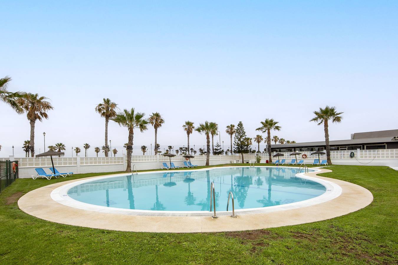 Apartamento entero, Apartamento Sofie Seaview - Frente al mar, familiar, con piscinas y gimnasio in Playa Serena (Roquetas de Mar), Roquetas de Mar