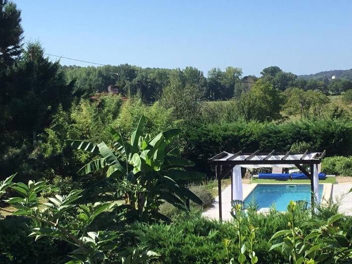 Location de vacances pour 4 personnes, avec vue ainsi que jardin et piscine à Saint-Front-la-Rivière