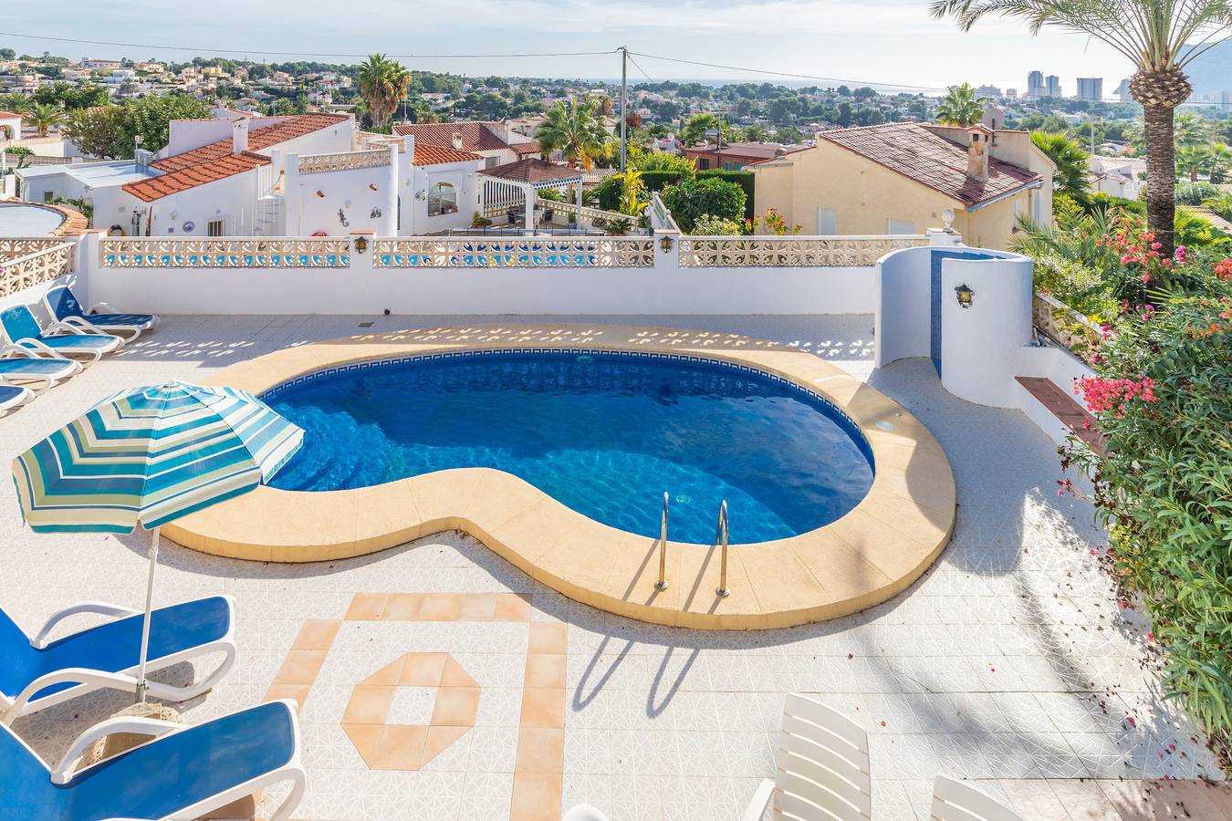 Villa avec piscine privée, vue sur mer, terrasse, balcon, climatisation et Wi-Fi in Calpe, Costa Blanca