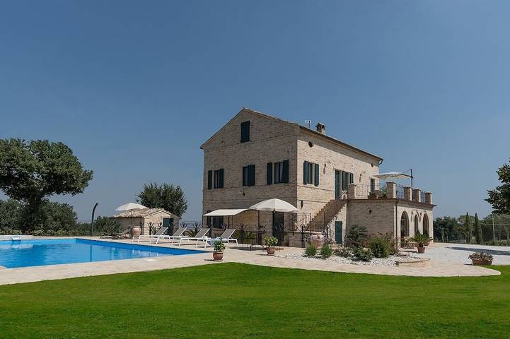 Casa vacanza per 20 persone, con idromassaggio e giardino nonché terrazza e piscina in Corridonia