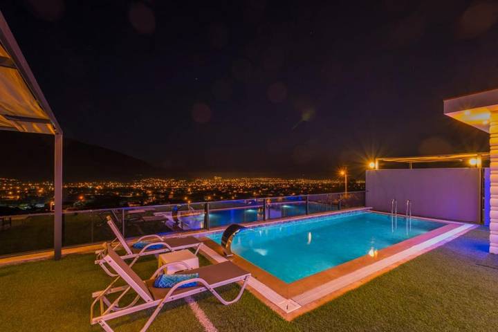 Chalet para 2 personas, con vistas además de jardín y piscina, Se admiten mascotas en Fethiye