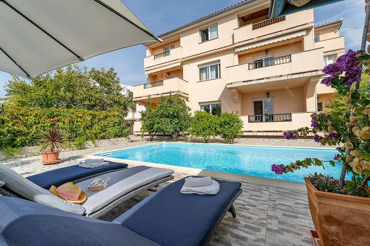 Smještaj za odmor za 3 osoba, s Balkon i Vrt, kao i Bazen u Grad Rab