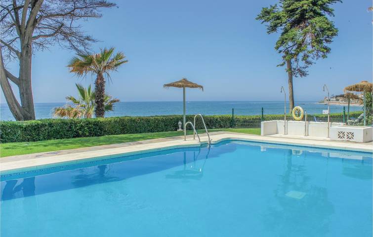 Entire holiday apartment, Sea view apartment with pool, AC & WiFi near Calahonda beach in La Cala de Mijas, Mijas